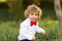 Веселый мальчик веселится в зеленом парке — стоковое фото