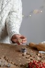 Анонимная леди готовит печенье с оловянной формой для выпечки — стоковое фото