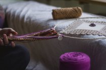 Immagine ritagliata di donna creando sognatore fatto a mano con fili lunghi passare il tempo in casa — Foto stock