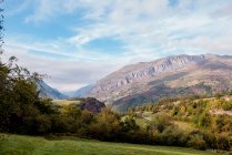 Vue panoramique sur les majestueuses crêtes montagneuses et la forêt d'automne par temps nuageux — Photo de stock