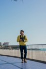 Jeune photographe créatif tirant sur le front de mer — Photo de stock