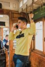Mann telefoniert während Zugfahrt — Stockfoto