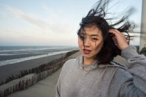 Positive asiatique femme sur sable collines — Photo de stock