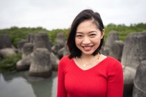 Satisfait femme asiatique en vacances pendant l'excursion — Photo de stock