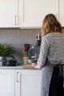 Anonyme Hausfrau bereitet Teig in Küche zu — Stockfoto