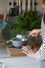 Anonyme Hausfrau bereitet Teig in Küche zu — Stockfoto