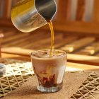 Proceso de preparación de delicioso café helado fragante con leche - foto de stock