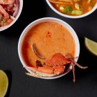 Пряний суп з морепродуктів зі смачним крабом — стокове фото