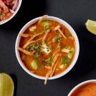Schüssel mit schmackhafter einheimischer Gemüsesuppe mit saurer Sahne und frischem — Stockfoto
