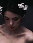 Чуттєва розкішна молода жінка з квітами на голові — стокове фото