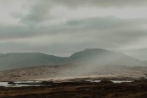 Ландшафт осіннього широкого парку з пагорбами і туманом, що падає в похмурий день — стокове фото