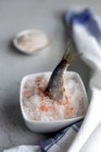 Хвост сардины в тарелке с солью — стоковое фото