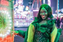 Mulher negra alegre na feira de diversão — Fotografia de Stock