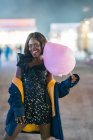 Allegro donna afroamericana con zucchero filato — Foto stock