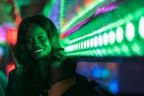 Alegre negro mujer en funfair - foto de stock