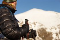 Wanderer mit Rucksack wandert durch trockenes Tal im Gebirge — Stockfoto