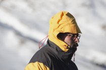 Путешественник, идущий вдоль снежной горы — стоковое фото