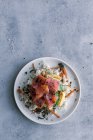 Зверху смачний апетитний нарізаний лосось на білому рисі з овочами в тарілці на столі з місцем для тексту — стокове фото