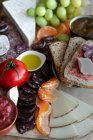 Вид зверху на барвисті свіжі фрукти м'ясні овочі та соуси для вина в готелі — стокове фото