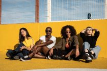 Allegro giovani studenti femminili multirazziali godendo passatempo sullo stadio — Foto stock