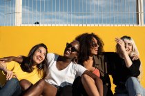 Allegro giovani studenti femminili multirazziali godendo passatempo sullo stadio — Foto stock