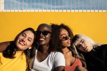 Fröhliche junge multirassische Studentinnen genießen Zeitvertreib im Stadion — Stockfoto