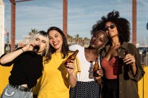 Веселі молоді різноманітні друзі-жінки святкують зустріч у місті — стокове фото