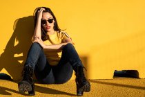 Ruhige junge Frau genießt Sonnenlicht im Stadion — Stockfoto