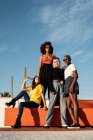 Selbstbewusste junge multiethnische Freundinnen genießen ihren Zeitvertreib auf der Straße — Stockfoto