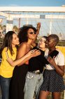 Focalizzato giovani amici femminili multirazziali trascorrere del tempo libero insieme nello stadio — Foto stock