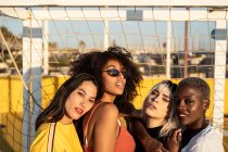 Focalizzato giovani amici femminili multirazziali trascorrere del tempo libero insieme nello stadio — Foto stock