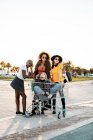 Багаторасова група молодих жінок, що стоять навколо кошика на дорозі — стокове фото
