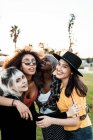 Мультиэтническая группа женщин-хипстеров обнимается с каждой — стоковое фото