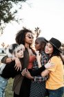 Мультиэтническая группа женщин-хипстеров обнимается с каждой — стоковое фото