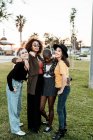 Grupo multiétnico de hipsters hembras abrazándose con cada uno - foto de stock