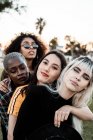 Gruppo multietnico di hipster donne che si coccolano con ognuno — Foto stock