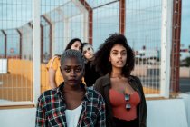 Junge Frauen in legerer Kleidung blicken mit furchtlosen Augen in die Kamera — Stockfoto