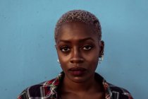 Junge schwarze kurzhaarige Frau blickt mit intensivem Blick in die Kamera — Stockfoto