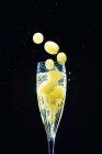 Trauben fallen in Glas Champagner — Stockfoto