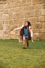 Девушка-подросток бегает в зеленом парке — стоковое фото