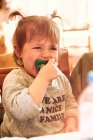 Bambina seduta e mangiare — Foto stock
