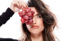 Jeune femme à la mode tenant des raisins — Photo de stock