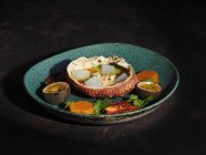 Köstliche Ceviche serviert in Spinnenkrebshülle mit Gliederfüßlerfleisch und Früchten auf Teller im Restaurant — Stockfoto