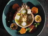Deliziosi ceviche serviti in guscio di granchio di ragno con carne di artropode e frutta sul piatto nel ristorante — Foto stock