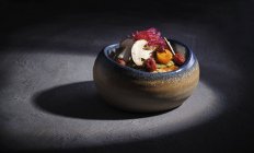 Величезна миска, повна салату з грибами, нарізаними навпіл і овочами на цементній поверхні — стокове фото