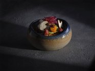 Величезна миска, повна салату з грибами, нарізаними навпіл і овочами на цементній поверхні — стокове фото