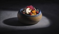 Enorme tigela cheia de salada com cogumelos cortados em metades e legumes na superfície de cimento — Fotografia de Stock