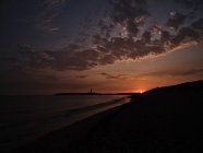 Beau coucher de soleil sur la mer avec ciel nuageux — Photo de stock