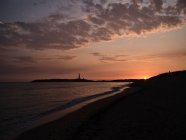 Bel tramonto sul mare con cielo nuvoloso — Foto stock