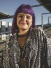 Портрет красивої усміхненої молодої жінки з фіолетовою зачіскою на відкритому повітрі — стокове фото